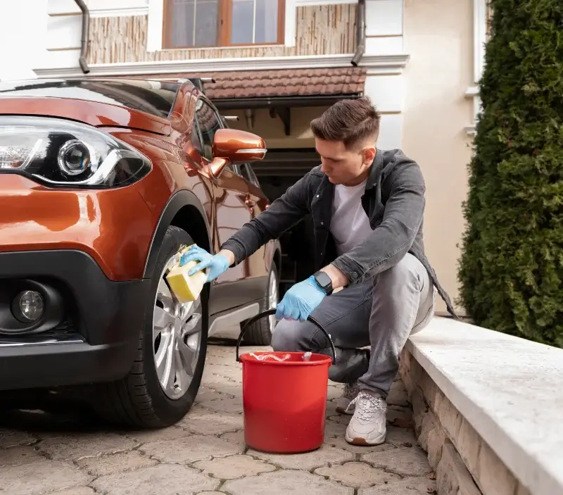 Lavage auto à domicile Les Rousses : professionnel intervenant sur un véhicule